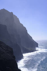 Spanien, Santa Cruz de Tenerife, Taguluche, Hohe Küstenklippen der Insel La Gomera - SIEF09594