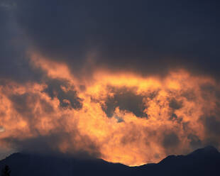 Oranger Sonnenuntergang über den Bergen - CUF54793