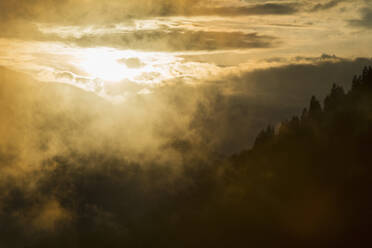 Goldener Sonnenuntergang über den Bergen - CUF54796