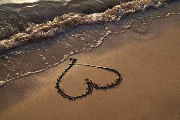 Luftaufnahme eines Herzsymbols an einem Sandstrand. - CUF54810