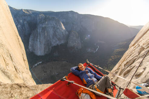 Hochformatige Ansicht eines Bergsteigers in einem Portaledge auf der Nose, El Capitan, Yosemite National Park - CUF54880