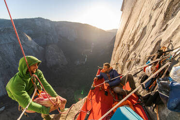 Zwei Bergsteiger in einem Portaledge auf The Nose, El Capitan, Yosemite National Park - CUF54882