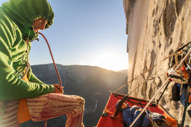 Zwei Bergsteiger in einem Portaledge auf The Nose, El Capitan, Yosemite National Park. - CUF54883