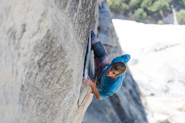 High angle view of mountaineer climbing up sheer wall of The Nose, El Capitan, Yosemite National Park. - CUF54885