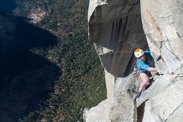 High angle view of mountaineer climbing up sheer wall of The Nose, El Capitan, Yosemite National Park. - CUF54886