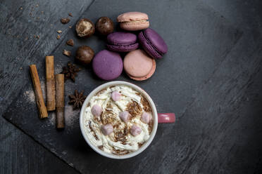 Heiße Schokolade mit Marshmallows und Sahne, Makronen, Zimtstangen, Sternanis - ISF23872