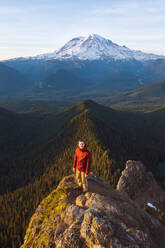 Männlicher Wanderer auf einem Gipfel im Mount Rainier National Park. - ISF23875