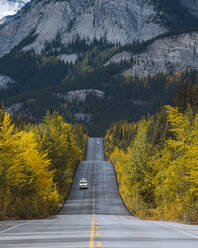Wohnmobilfahrt durch den Icefields Parkway im Herbst, Alberta, Kanada - ISF23877