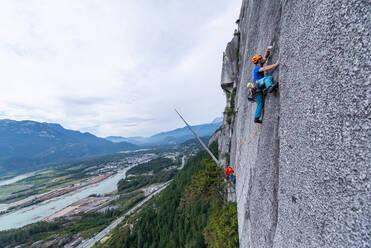 Ein Kletterer beim traditionellen Klettern, Sea to Sky Korridor, Squamish - ISF23894