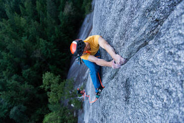 Ein Kletterer beim traditionellen Klettern auf Granit, Tantalus Wall, Squamish - ISF23903