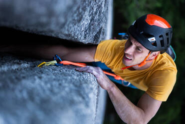 Ein Kletterer beim traditionellen Klettern auf Granit, Tantalus Wall, Squamish - ISF23906