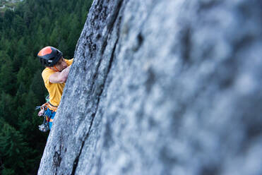 Ein Kletterer beim traditionellen Klettern auf Granit, Tantalus Wall, Squamish - ISF23907