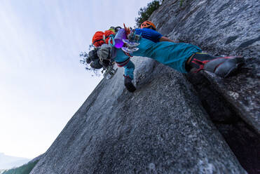 Ein Kletterer beim traditionellen Klettern auf Granit, Tantalus Wall, Squamish - ISF23914