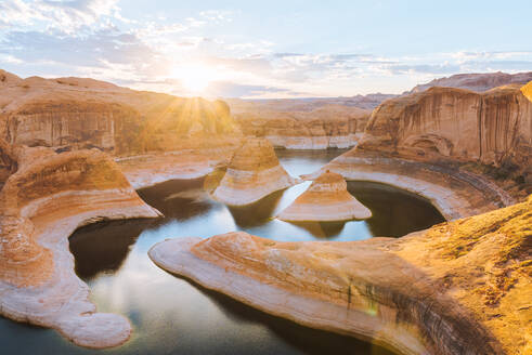 Blick von oben auf den Reflection Canyon, die Flussbiegungen und die Canyonschlucht in der Nähe des Lake Powell bei Sonnenaufgang. - ISF23917