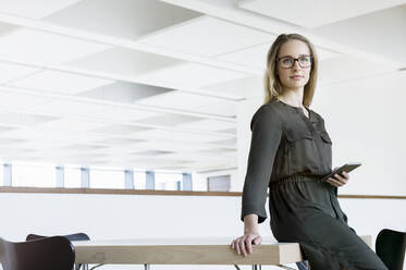 Portrait of young blond businesswoman wearing glasses. - ISF23953