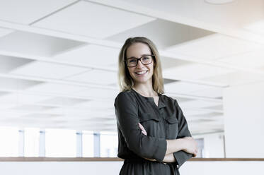 Portrait of young blond businesswoman wearing glasses. - ISF23954