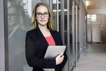 Porträt einer jungen blonden Geschäftsfrau mit Brille. - ISF23956