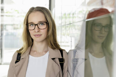 Porträt einer jungen blonden Geschäftsfrau mit Brille. - ISF23958