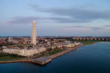 Luftaufnahme der modernen Skyline in der Stadt Malmö gegen den Himmel bei Sonnenuntergang - MASF16760