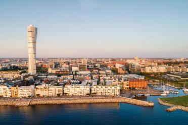 Landschaftliche Ansicht der modernen Skyline in Malmö Stadt gegen klaren Himmel - MASF16766