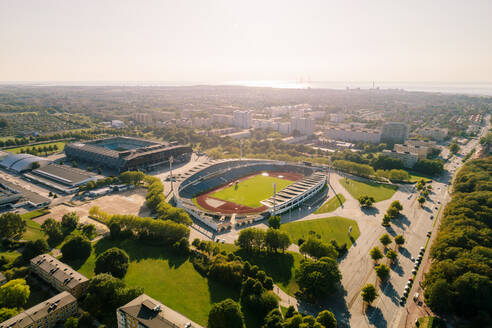 Luftaufnahme des Stadions in der Stadt gegen den Himmel an einem sonnigen Tag - MASF16768