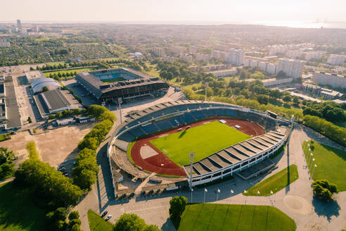 Luftaufnahme des Stadions in der Stadt Malmö gegen den Himmel an einem sonnigen Tag - MASF16769