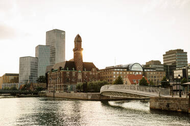 Brücke, die Gebäude über den Fluss in der Stadt mit dem Himmel verbindet - MASF16773