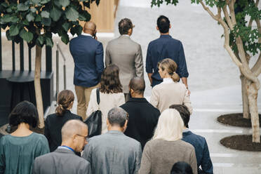 Hohe Winkel Ansicht von männlichen und weiblichen Unternehmern zu Fuß außerhalb des Büros - MASF16834