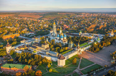 Luftaufnahme der Dreifaltigkeitslavra des Heiligen Sergius, Sergiyev Posad, Russland - AAEF06379