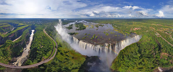 Panoramablick aus der Luft auf einen Wasserfall in Victoria Falls, Sambia-Simbabwe - AAEF06387