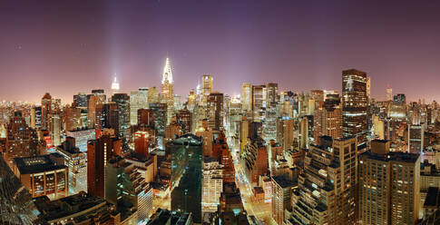 Panoramablick auf die Stadt Manhattan bei Nacht, New York, USA - AAEF06388