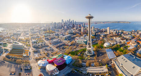 Panorama-Luftaufnahme der Space Needle in Seattle Stadt in sonnigen Tag, USA - AAEF06399