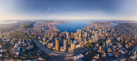 Panoramablick aus der Luft auf die Stadt Seattle an einem sonnigen Tag, USA - AAEF06400