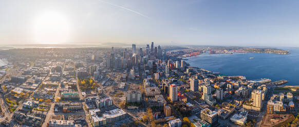 Panoramablick aus der Luft auf die Stadt Seattle an einem sonnigen Tag, USA - AAEF06401