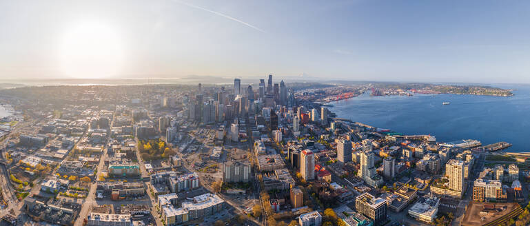 Panoramablick aus der Luft auf die Stadt Seattle an einem sonnigen Tag, USA - AAEF06401