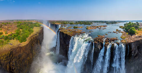 Panoramablick aus der Luft auf einen Wasserfall in Victoria Falls, Sambia-Simbabwe - AAEF06413