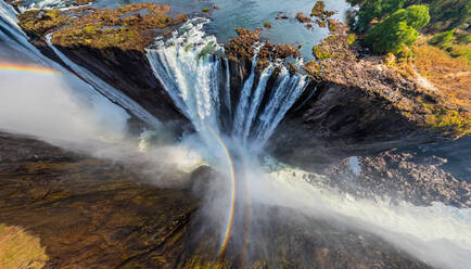 Panoramablick aus der Luft auf einen Wasserfall in Victoria Falls, Sambia-Simbabwe - AAEF06419
