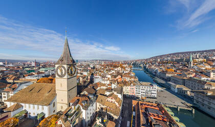 Panoramaluftaufnahme der Kirche St. Peter, Zürich, Schweiz - AAEF06420