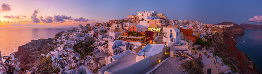 Panorama-Luftaufnahme von Häusern am Ufer der Küste, Stadt Oia, Santorin (Thira), Griechenland - AAEF06423