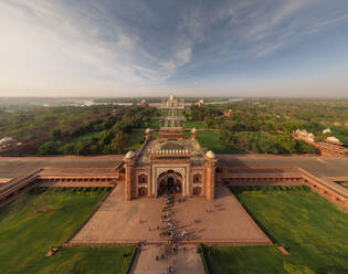 Luftaufnahme von Touristen in Agra, Taj Mahal, Indien - AAEF06425