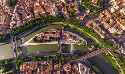Luftaufnahme des Flusses Tiber in der Stadt Rom, Italien - AAEF06431