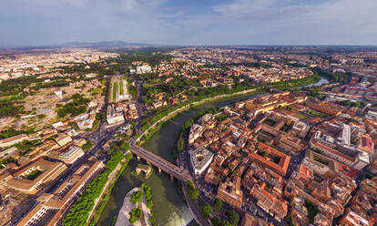 Luftaufnahme des Flusses Tiber in der Stadt Rom, Italien - AAEF06432