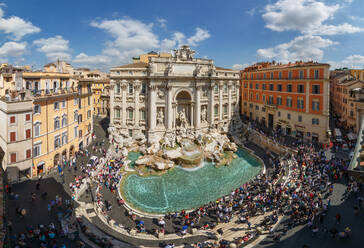 Luftaufnahme des Fontana di Trevi-Brunnens in der Stadt Rom, Italien - AAEF06437