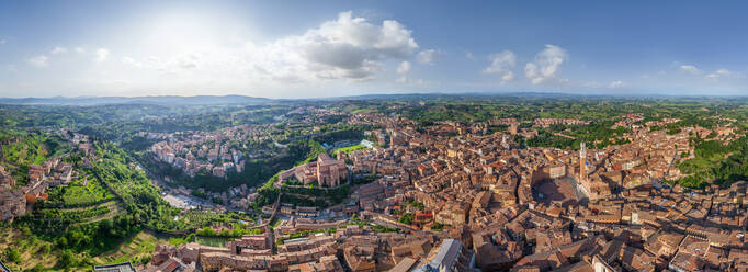 Panoramaluftaufnahme der Stadt Siena, Italien - AAEF06439