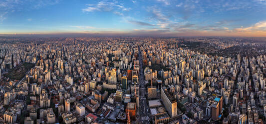 Brazil, Sao Paulo, City district Republica, cityview at night