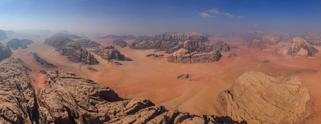 Panoramablick aus der Luft auf Felsen, Wadi Rum Wüste, Jordanien - AAEF06484