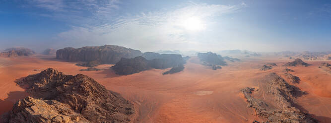 Panoramablick aus der Luft auf Felsen, Wadi Rum Wüste, Jordanien - AAEF06487