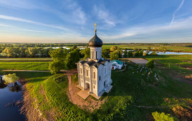 Luftaufnahme der Kirche der Fürbitte auf dem Nerl, Wladimir, Goldener Ring von Russland - AAEF06506