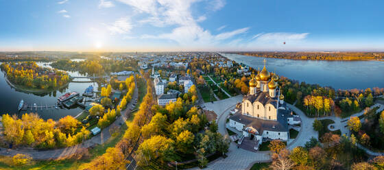 Panoramaluftaufnahme der Mariä-Entschlafens-Kathedrale, Jaroslawl, Goldener Ring Russlands - AAEF06533