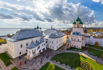 Luftaufnahme der Kirche des Heiligen Johannes des Apostels, Rostow der Große, Goldener Ring Russlands - AAEF06536